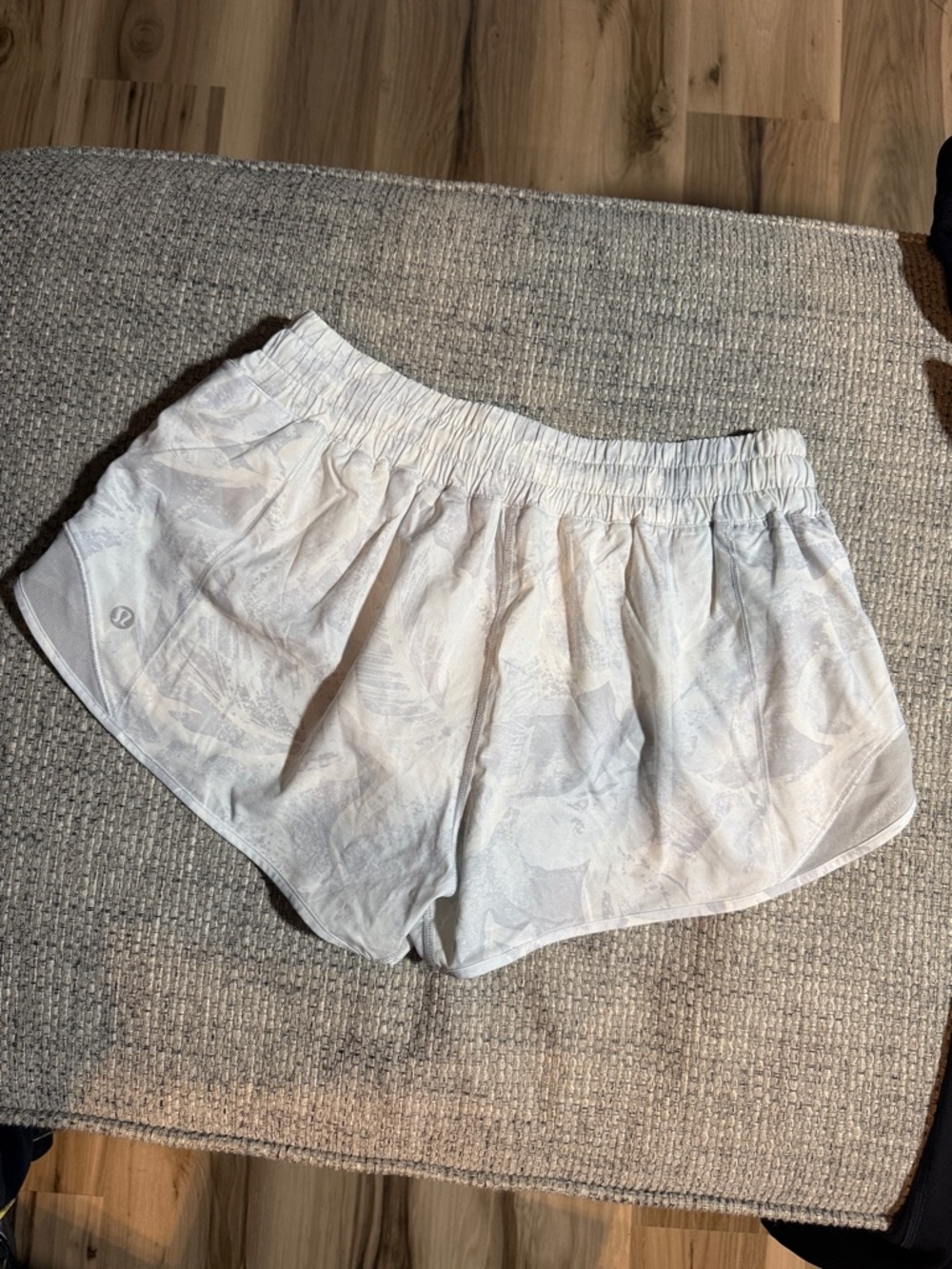 Lululemon Hotty Hot Short Jasmine White Multi 2.5 Size 8 - Picture 2 of 5